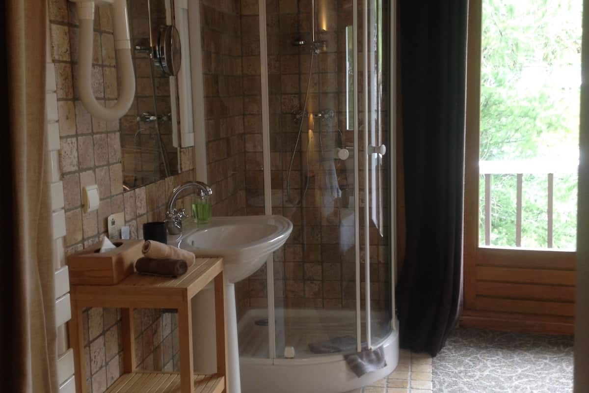 double room, with shower | bathroom | combined shower/bathtub, free toiletries, hair dryer, towels