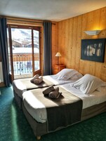 Habitación Confort con 2 camas individuales, vistas a la montaña | Caja fuerte, escritorio, wifi gratis y ropa de cama