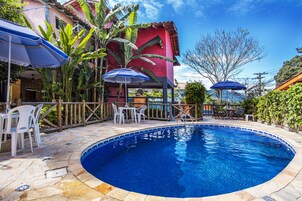 Una piscina al aire libre, sombrillas