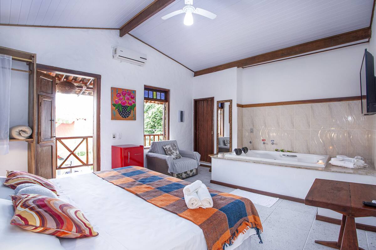 Quarto Master Luxo com Hidromassagem | 迷你吧、免費無線上網、獨特裝潢、床單