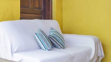 Habitación clásica, planta baja | Área de sala de estar | Televisión