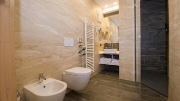 Dusche, Regendusche, Haartrockner, Bademäntel