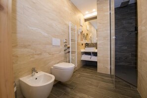 Dusche, Regendusche, Haartrockner, Bademäntel