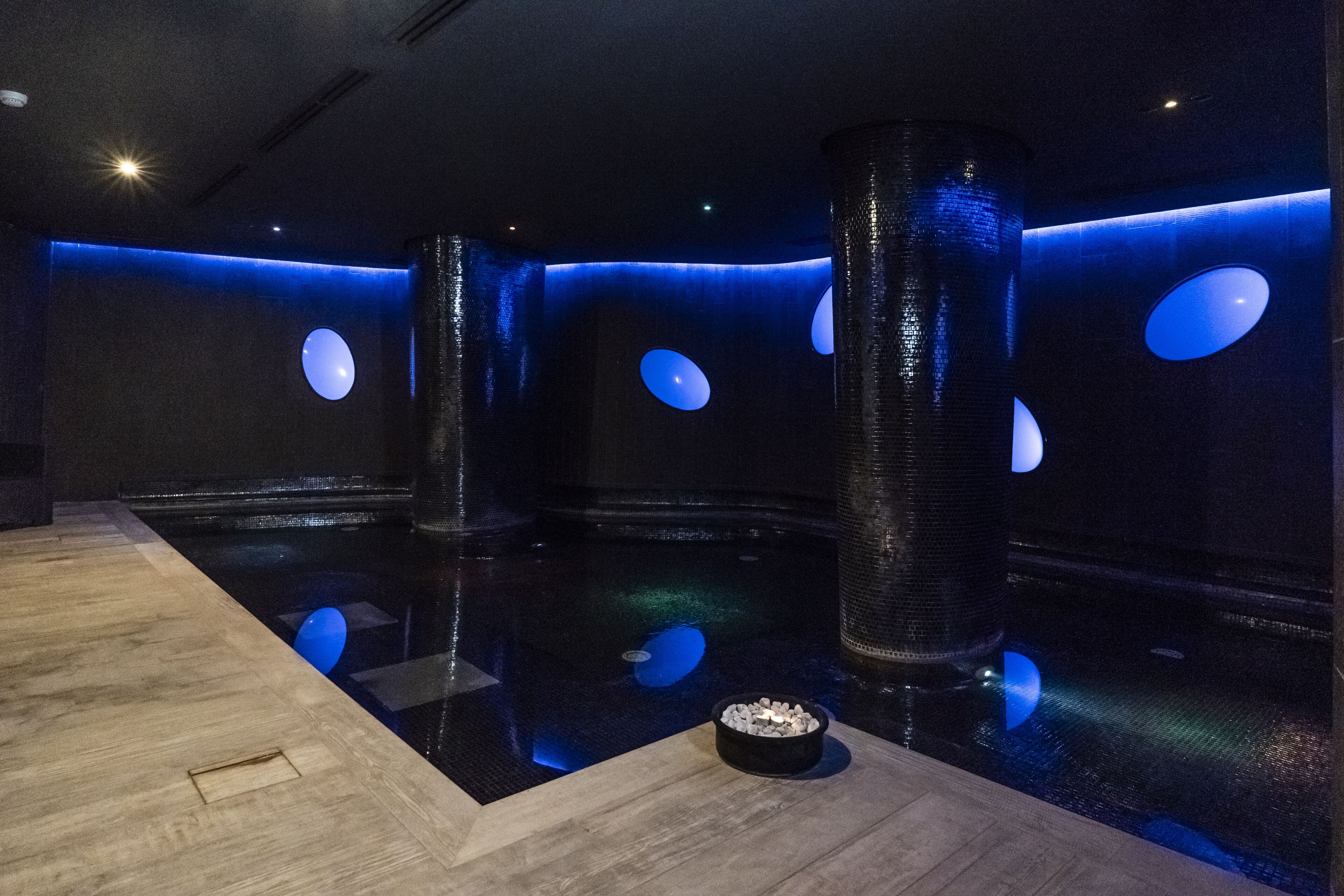 Couples treatment room(s), sauna, hot tub, steam room