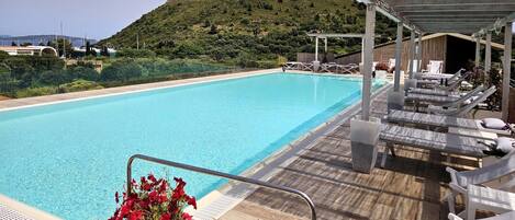 Alberca techada, 2 albercas al aire libre y sombrillas en la alberca