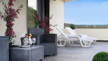 Junior Suite, 1 Bedroom with Spa access (1 hour) | Hiên