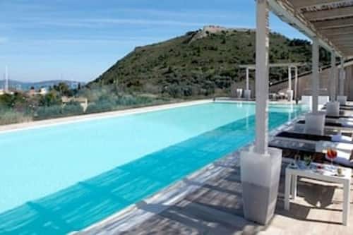 Piscine intérieure, 2 piscines extérieures, parasols, chaises longues