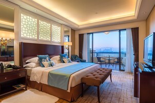 Celebrity Suite | Premium bedding, minibar, in-room safe, individually decorated