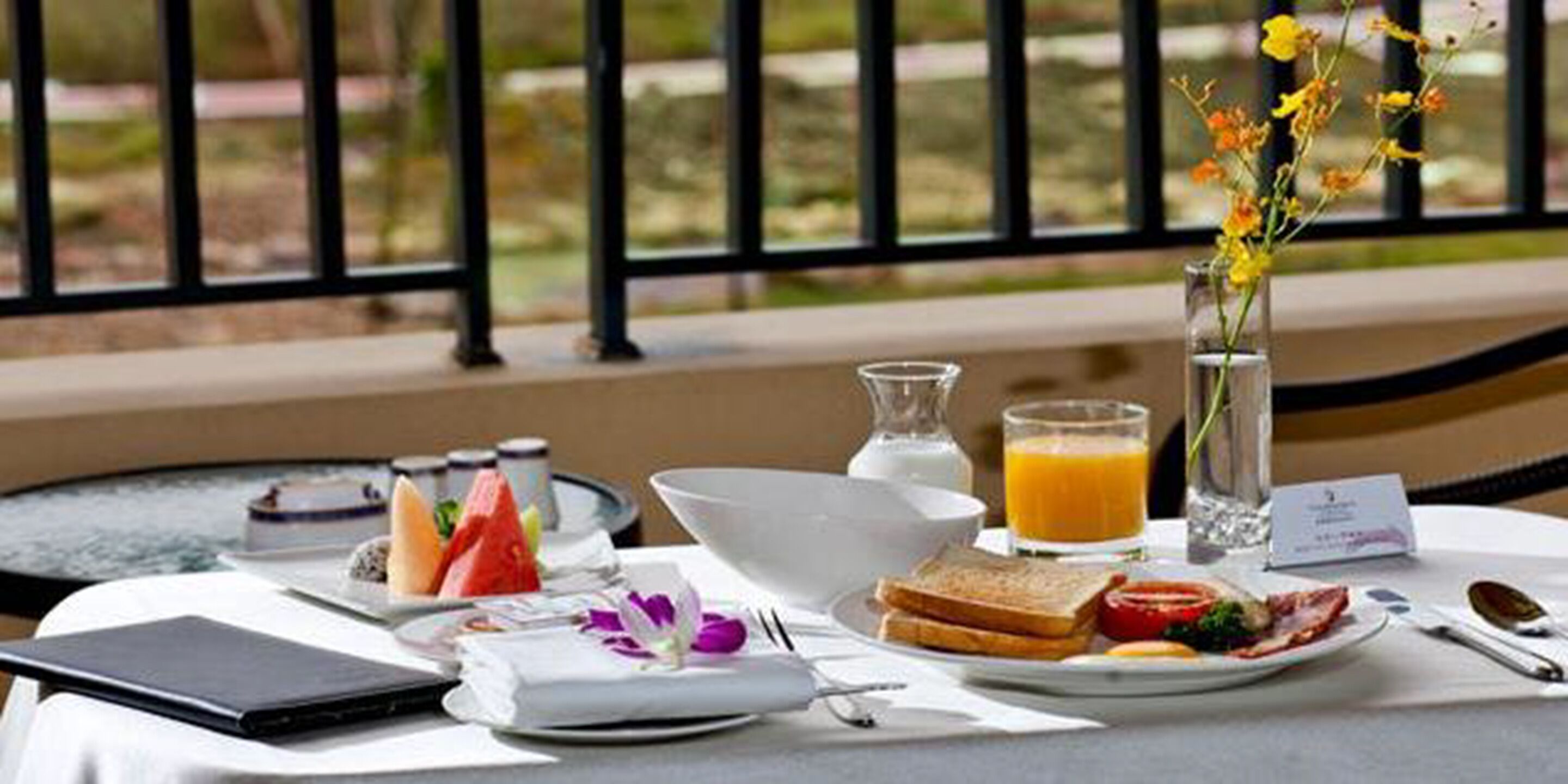 daily buffet breakfast (cny 128 per person)