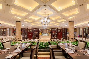 3 restaurants, breakfast, lunch, dinner served; Chinese cuisine