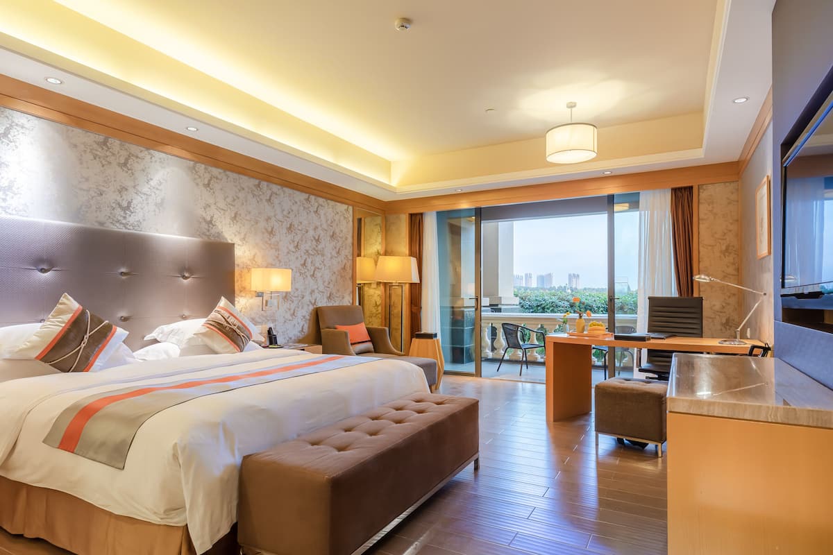 Business Room with Garden View | Premium bedding, minibar, in-room safe, desk