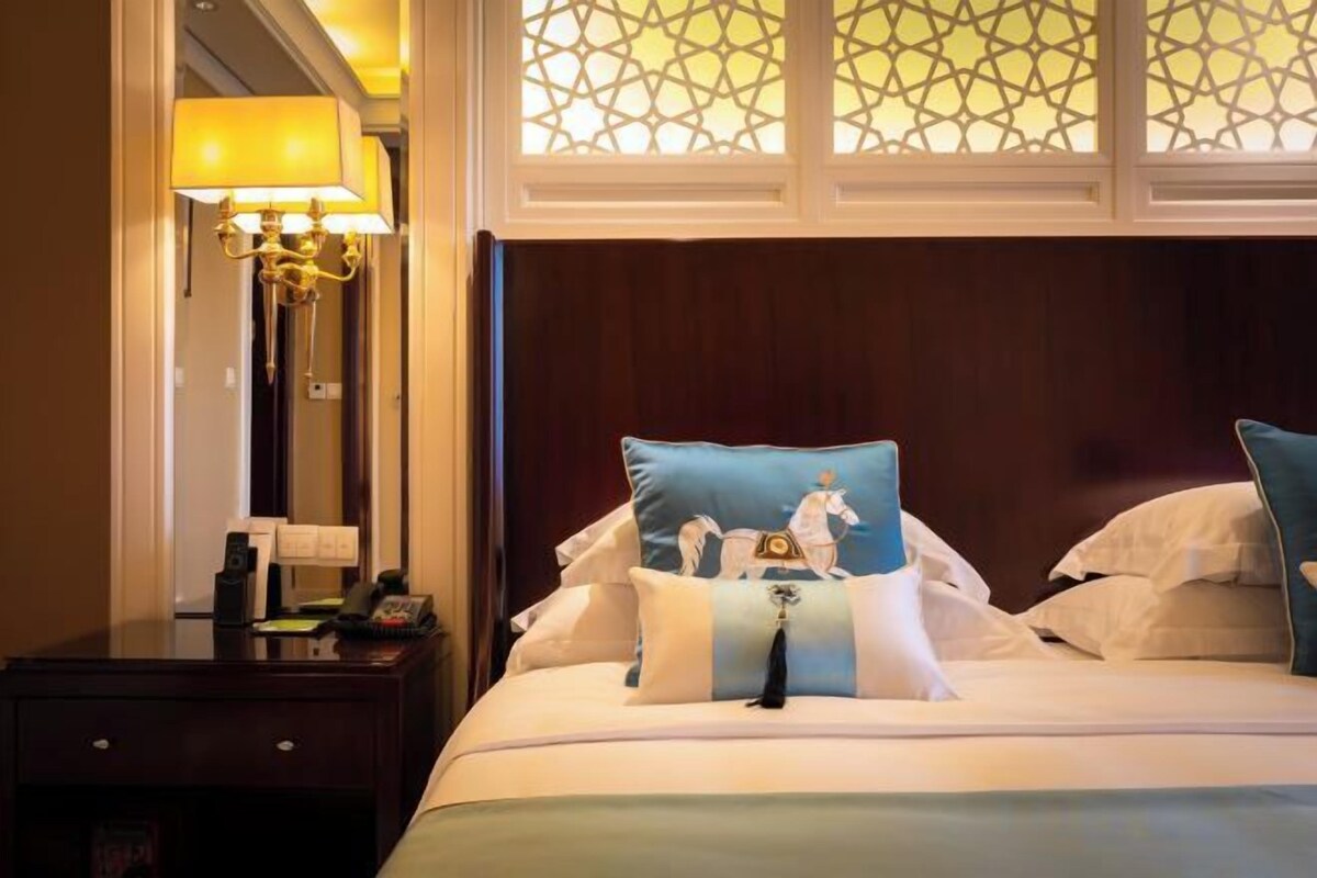 Bộ đồ giường cao cấp, minibar, két bảo mật tại phòng, bàn 