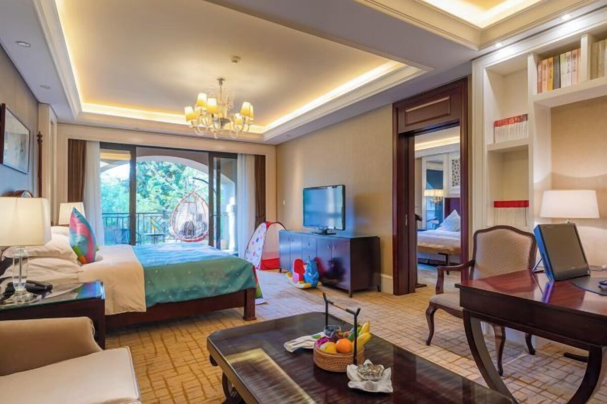 Premium bedding, minibar, in-room safe, desk