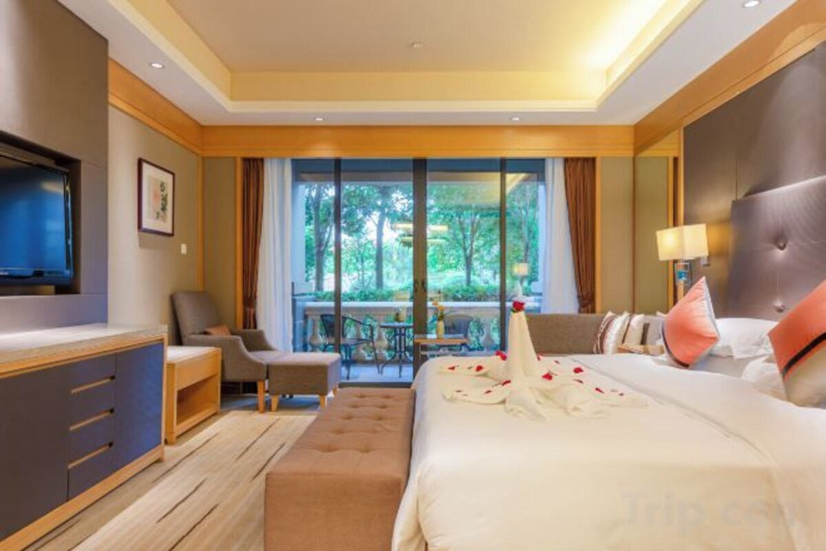 เครื่องนอนระดับพรีเมียม, มินิบาร์, ตู้นิรภัยในห้องพัก, โต๊ะทำงาน