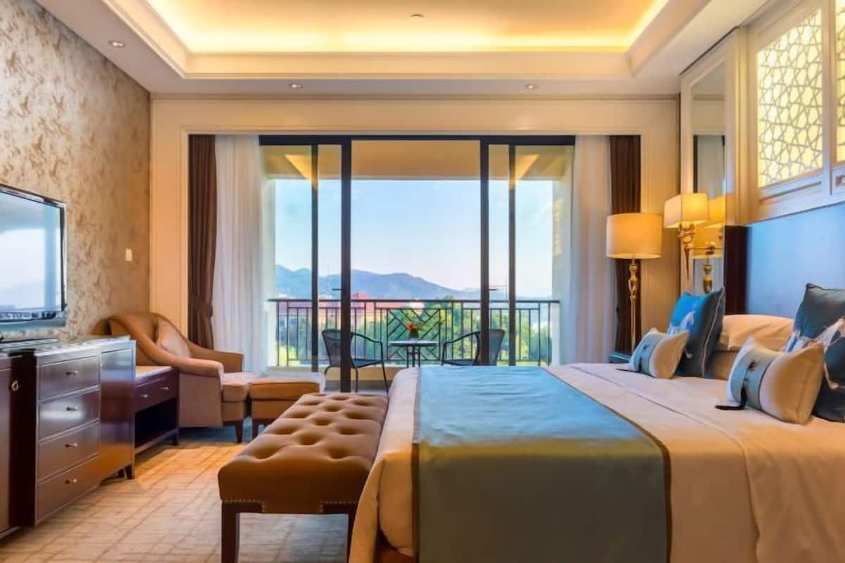 Premium bedding, minibar, in-room safe, desk
