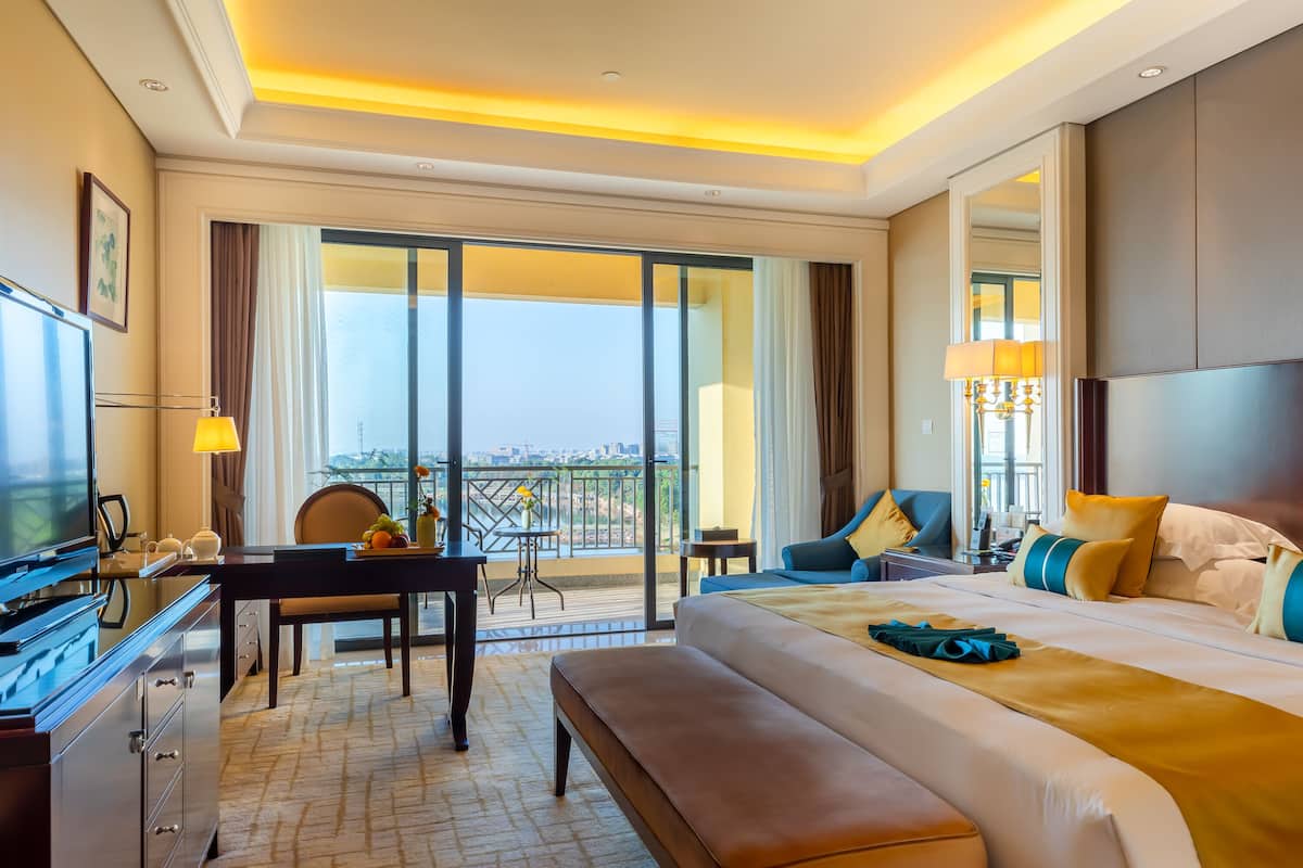 Deluxe Room with Lake View | Premium bedding, minibar, in-room safe, desk