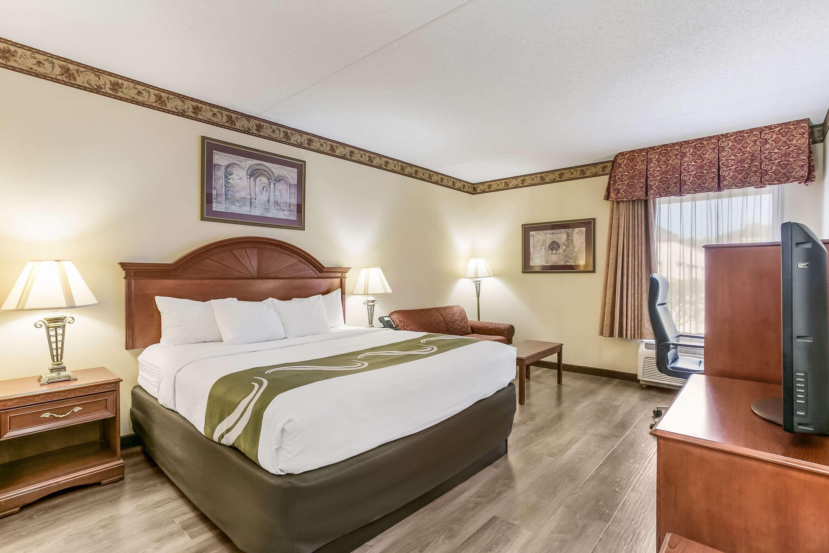 Desk, free WiFi, alarm clocks, bed sheets