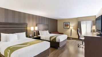 Escritorio, wifi gratis, ropa de cama y despertador