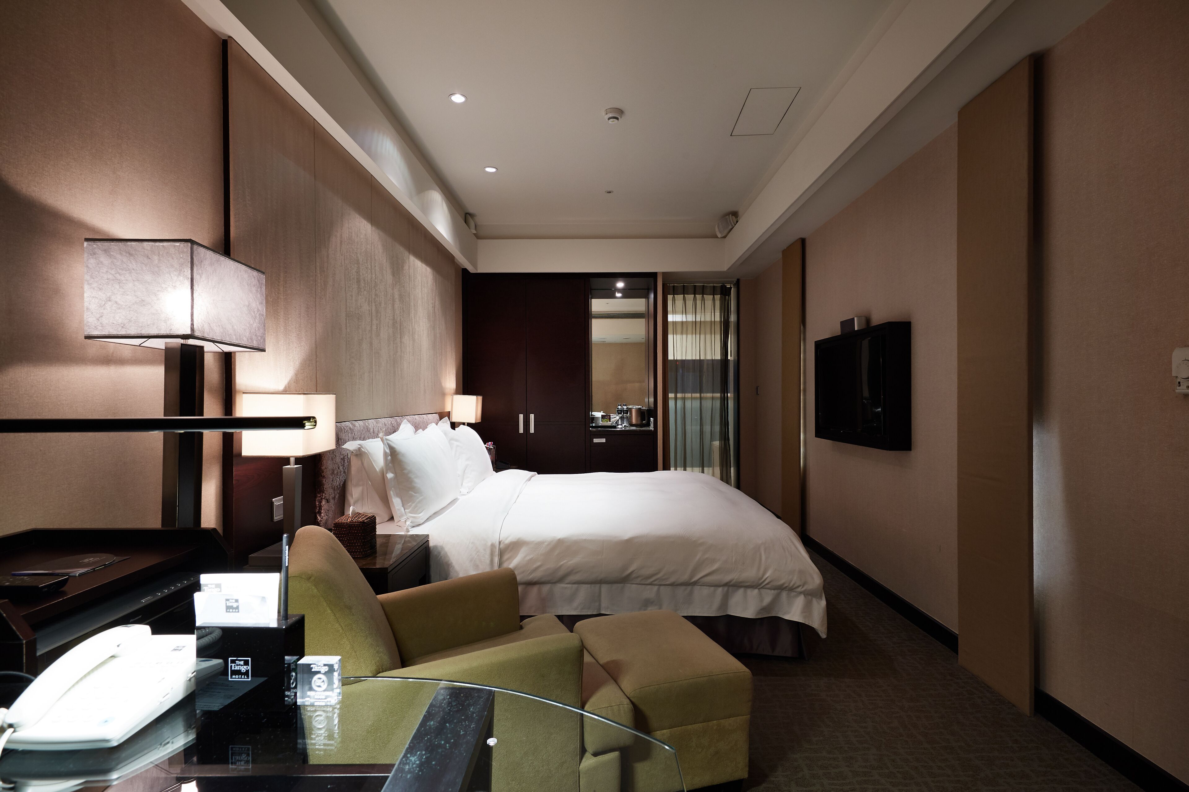 premium studio | 1 bedroom, minibar, in-room safe, desk