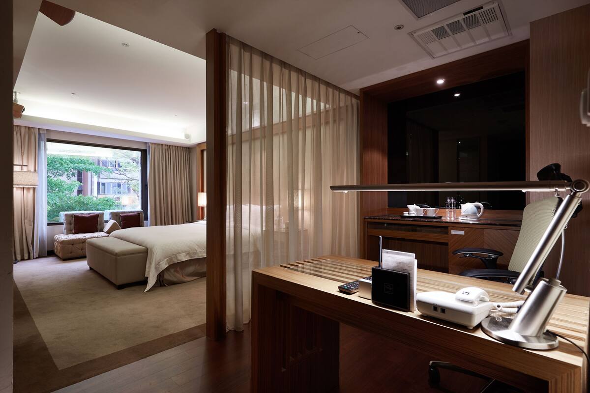 Tango Leisure Suite | Minibar, in-room safe, desk, laptop workspace