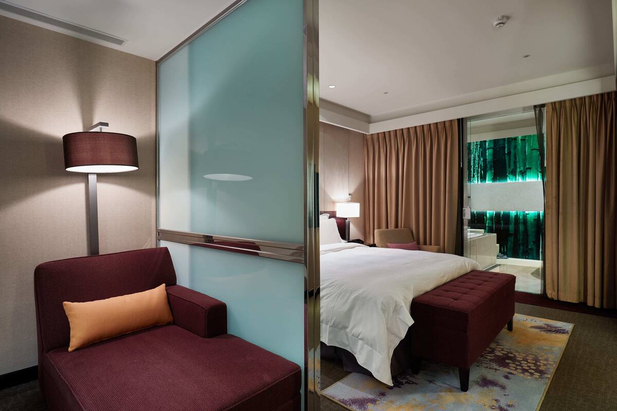 Majesty Suite (without window) | Minibar, in-room safe, desk, laptop workspace