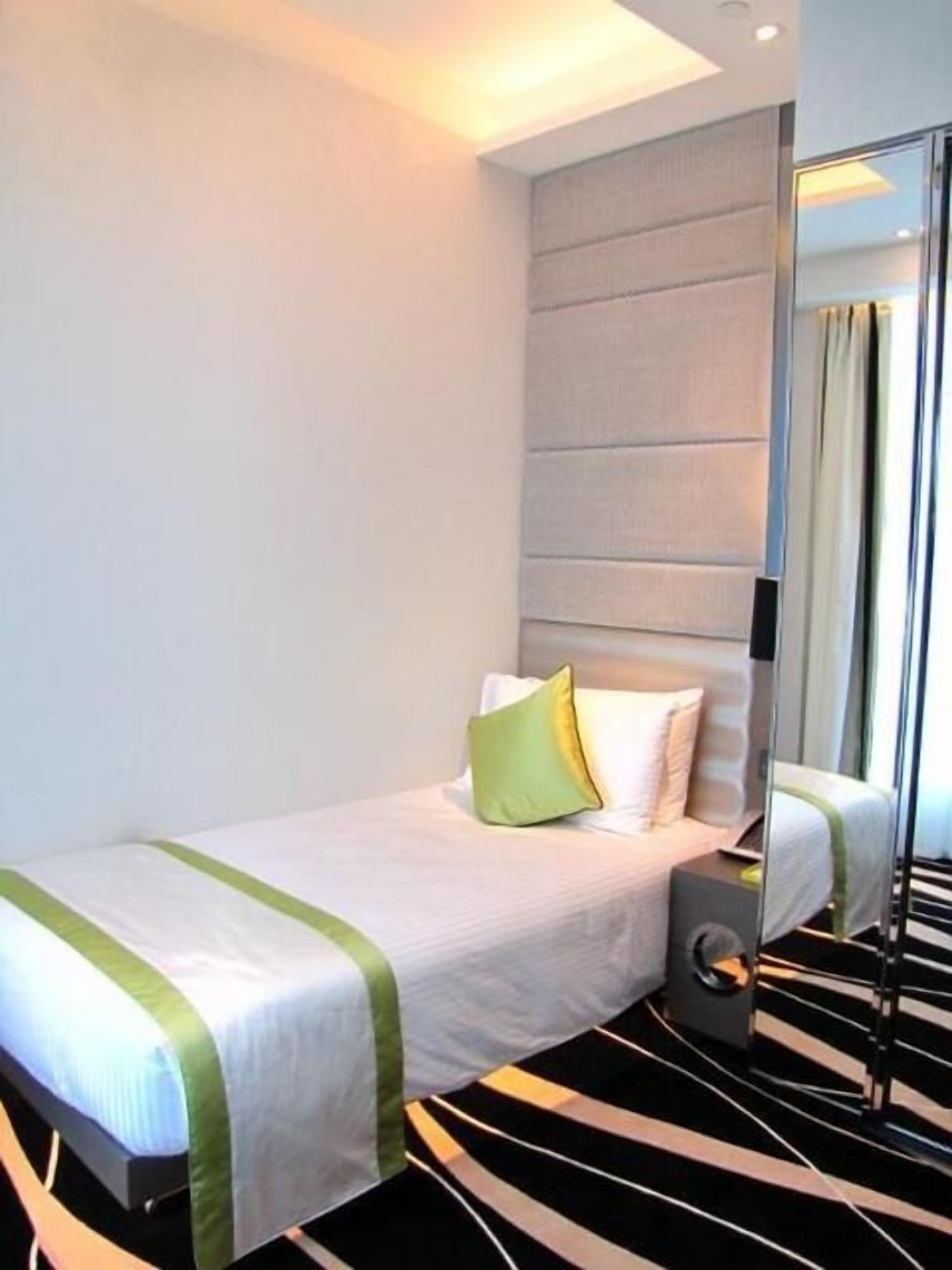 Minibar, Zimmersafe, Schreibtisch, Verdunkelungsvorhänge