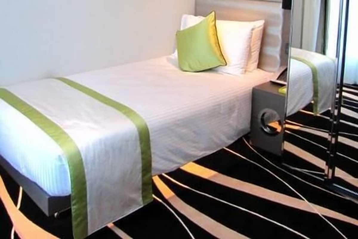 Minibar, Zimmersafe, Schreibtisch, Verdunkelungsvorhänge