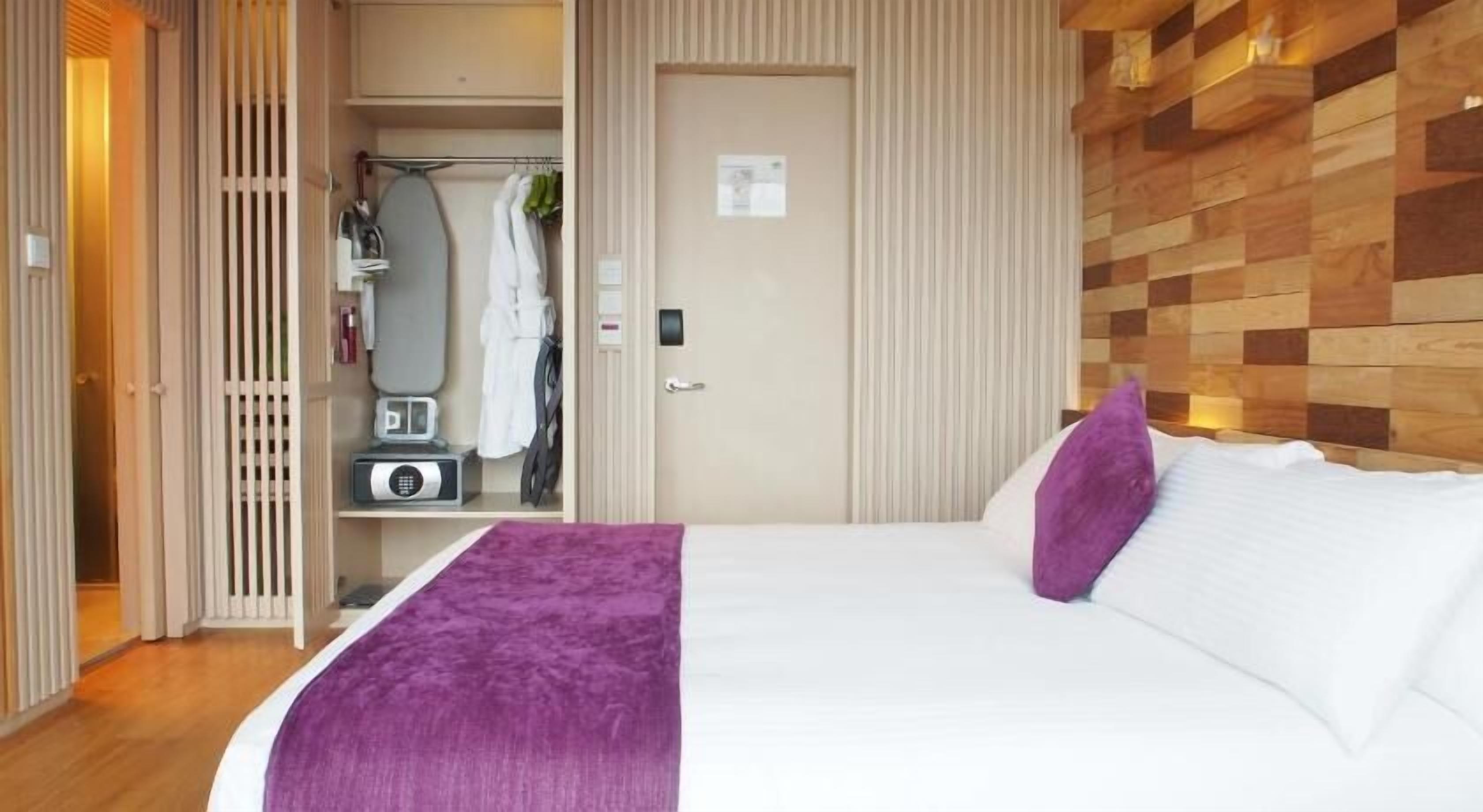 Minibar, safe på rommet, skrivebord og blendingsgardiner