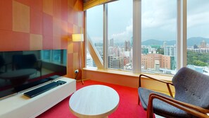 Estudio (room request subject to availability) | Área de sala de estar | Televisión LED 