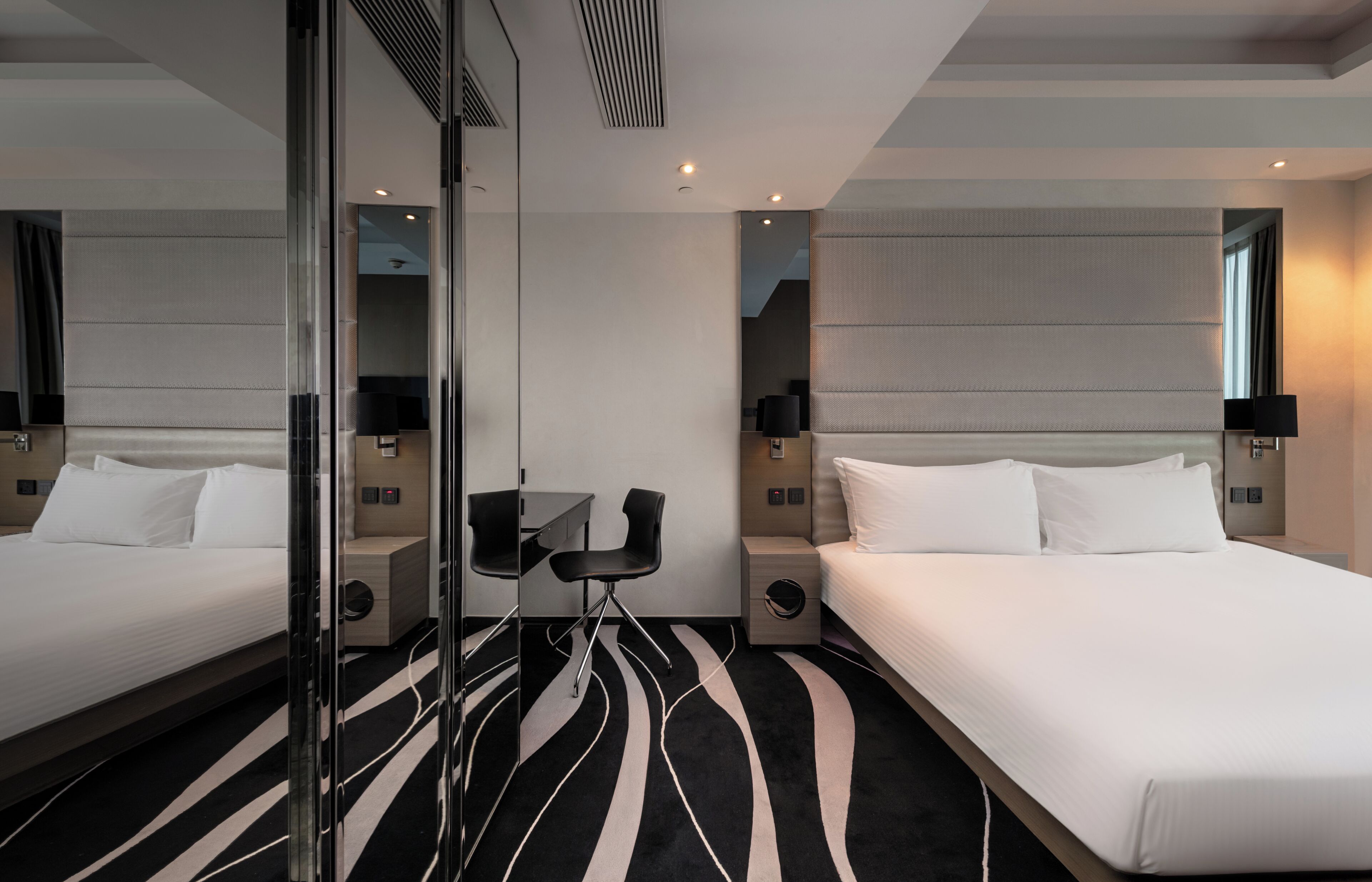 Two-Bedroom Suite | Minibar, caja de seguridad en la habitación y escritorio 