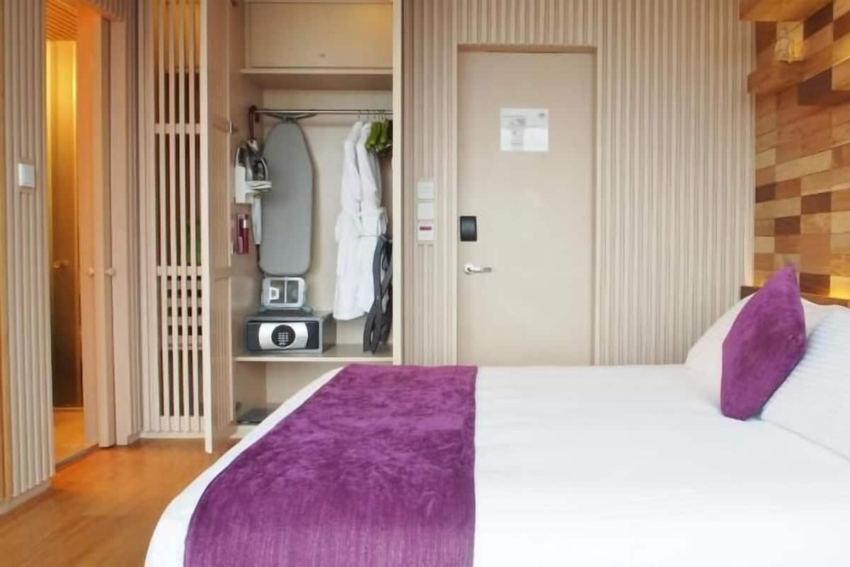 Minibar, in-room safe, desk, blackout curtains