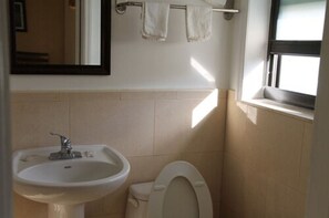 Standard Room | Bathroom | Shower, hair dryer - King Motel (Miami)