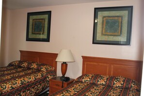 Desk, soundproofing, free WiFi, bed sheets - Driftwood Inn (Chestertown)