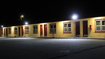Fachada de la propiedad por la tarde o noche