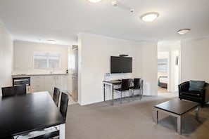 Executive Suite, 2 Bedrooms, Non Smoking, Kitchenette (Spa Apartment) | Living area