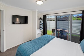 Suite Eksekutif, 2 kamar tidur, Bebas Asap Rokok, dapur kecil (Spa Apartment) | Brankas, tirai kedap cahaya, kedap suara, dan setrika/meja setrika