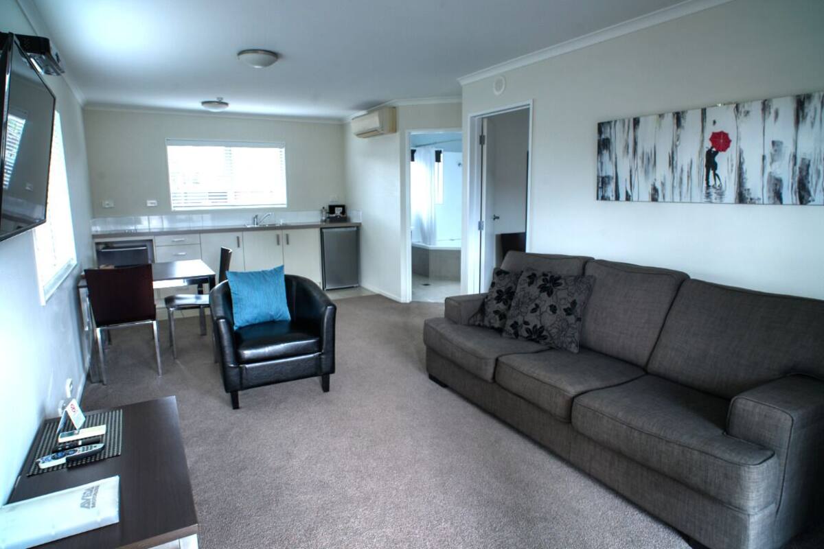 Executive Suite, 1 Bedroom, Non Smoking, Kitchenette (Spa Apartment) | Living area