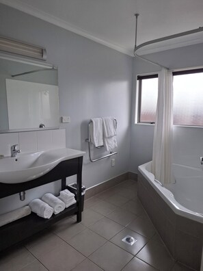 Suite Executive, 2 camere da letto, non fumatori, angolo cottura (Spa Apartment) | Bagno | Combinazione doccia/vasca, set di cortesia gratuito, asciugacapelli