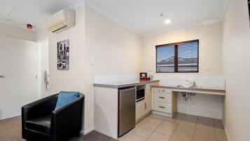 Comfort Studio, Mobility Accessible, Kitchenette | Private kitchen