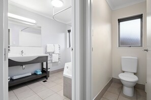 Executive Suite, 2 Bedrooms, Non Smoking, Kitchenette (Spa Apartment) | Bathroom | Combined shower/bathtub, free toiletries, hair dryer, towels
