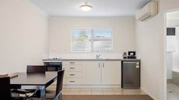 Executive Suite, 1 Bedroom, Non Smoking, Kitchenette (Spa Apartment) | Private kitchen