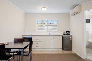 Suíte executiva, 1 quarto, para não fumantes, cozinha americana (Spa Apartment) | Cozinha privada | Geladeira, micro-ondas, chaleira elétrica