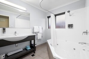 Executive Suite, 2 Bedrooms, Non Smoking, Kitchenette (Spa Apartment) | Bathroom | Combined shower/tub, free toiletries, hair dryer, towels - Aveda Motor Lodge (Pukekohe)
