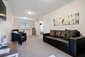 Executive Suite, 1 Bedroom, Non Smoking, Kitchenette (Spa Apartment) | In-room safe, blackout curtains, soundproofing, iron/ironing board - Aveda Motor Lodge (Pukekohe)