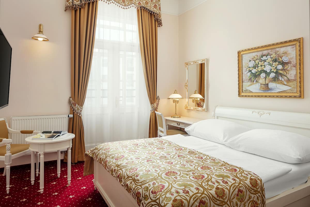 Camera Standard con letto matrimoniale o 2 letti singoli | Minibar, una cassaforte in camera, una scrivania, tende oscuranti