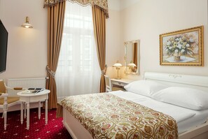 Minibar, in-room safe, desk, blackout drapes - Alqush Downtown Hotel (Prague)