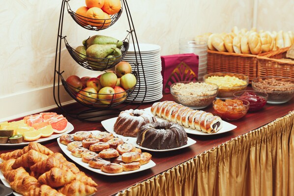 Breakfast buffet - Alqush Downtown Hotel (Prague)
