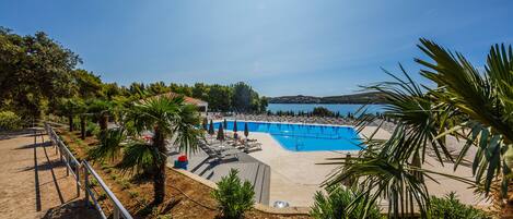2 outdoor pools