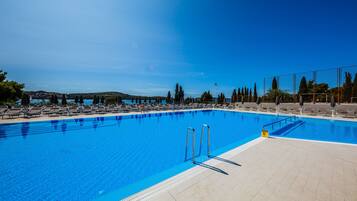 2 outdoor pools