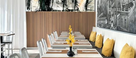 Frukostbuffé varje dag (EUR 24 per person)